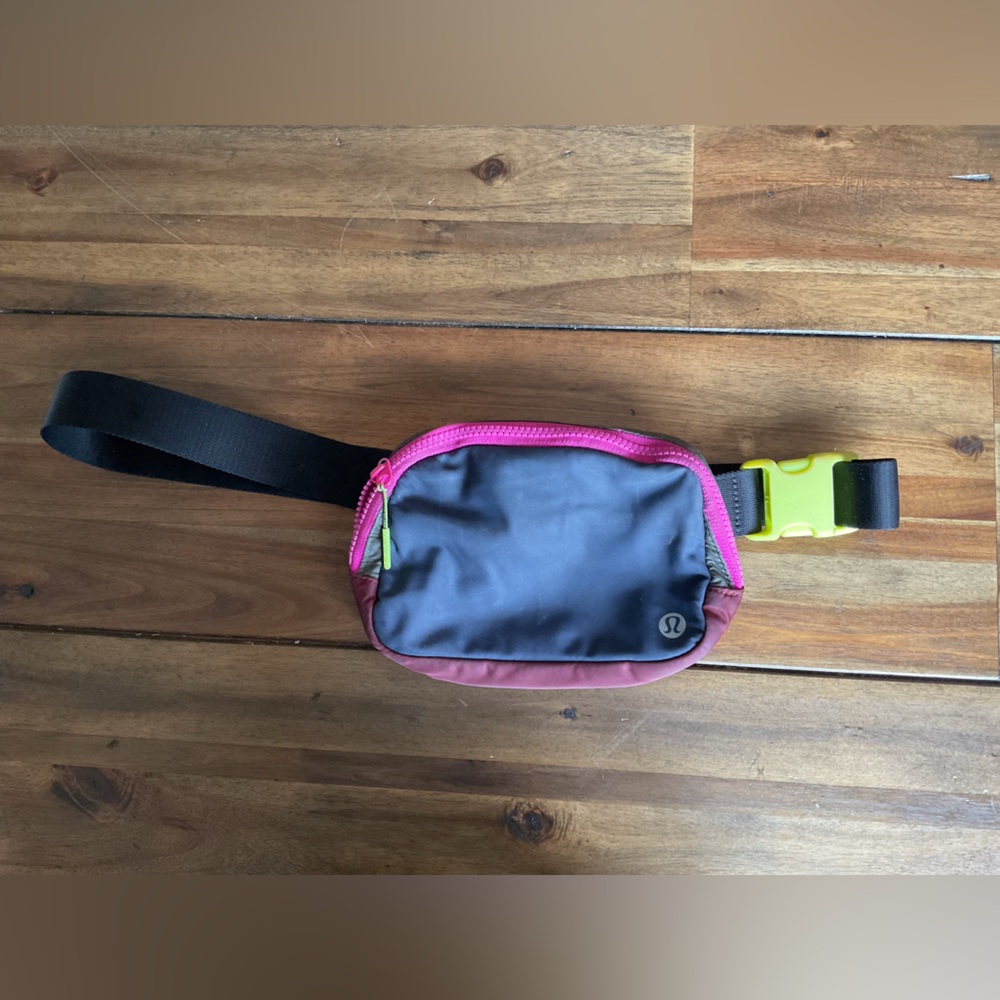 Lulu lemon belt bag